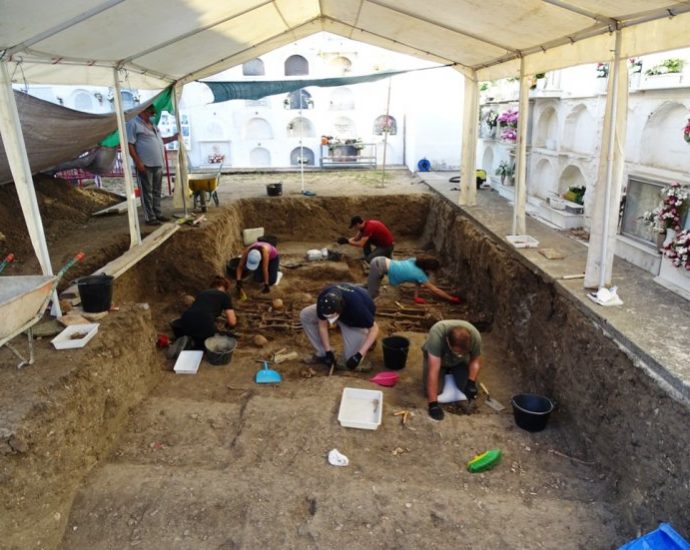 Exhumación en el cementerio de Jimena en 2020.