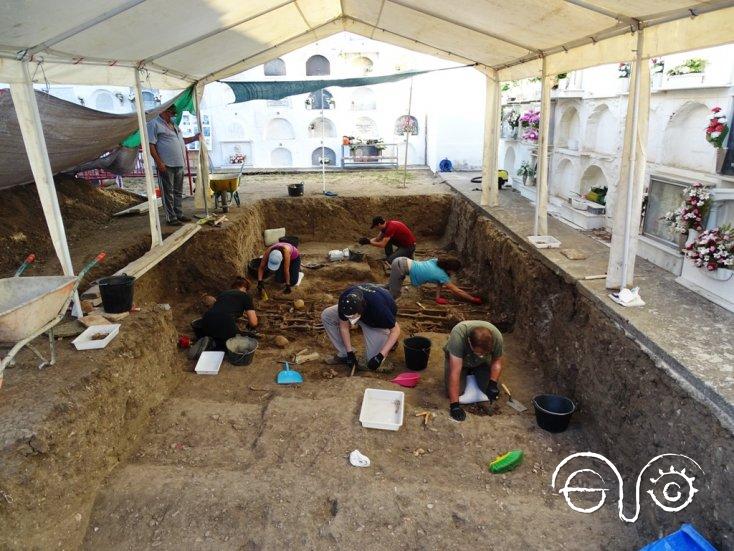 Exhumación en el cementerio de Jimena en 2020.