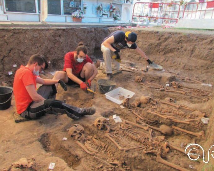 Exhumación de una fosa en el cementerio de Jimena.
