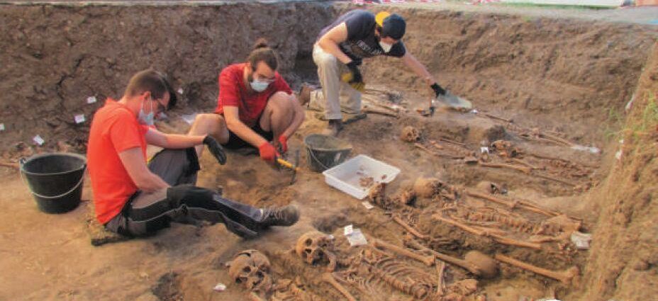 Exhumación de una fosa en el cementerio de Jimena.