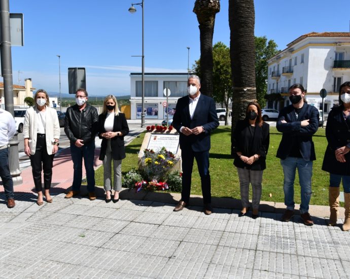 Participantes en el homenaje.