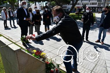 Ofrenda floral por parte del presidente del Foro por la Memoria del Campo de Gibraltar, Andrés Rebolledo.