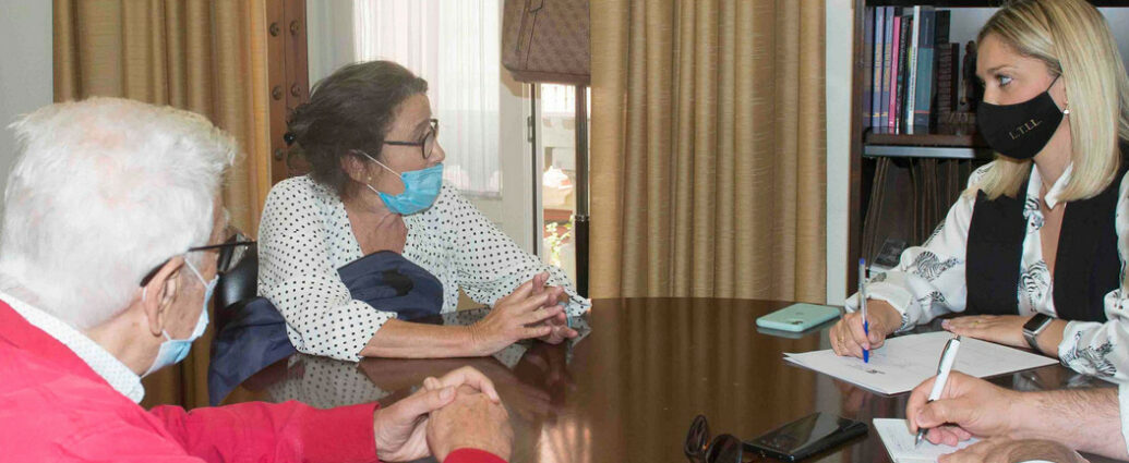 La diputada provincial Lucía Trujillo, con Rafael Gómez Ojeda y Pilar Peruyera, del Foro por la Memoria de El Puerto de Santa María.