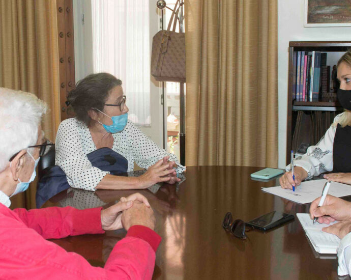 La diputada provincial Lucía Trujillo, con Rafael Gómez Ojeda y Pilar Peruyera, del Foro por la Memoria de El Puerto de Santa María.