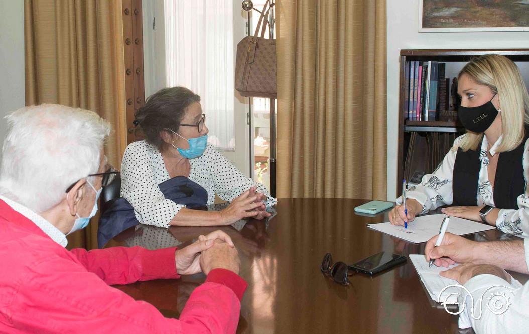 La diputada provincial Lucía Trujillo, con Rafael Gómez Ojeda y Pilar Peruyera, del Foro por la Memoria de El Puerto de Santa María.