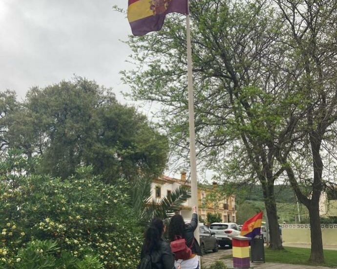 La bandera tricolor es izada en la plaza Blas Infante de Los Barrios, 14 de abril de 2021.
