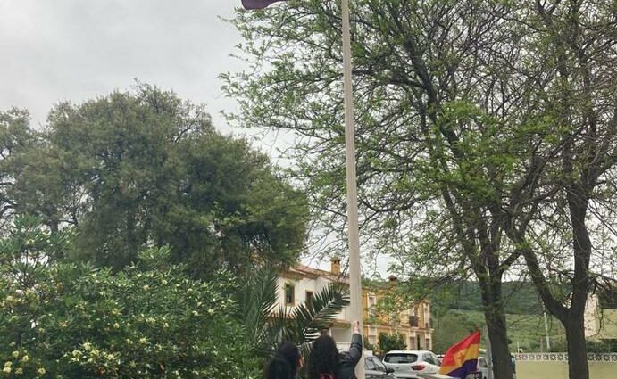 La bandera tricolor es izada en la plaza Blas Infante de Los Barrios, 14 de abril de 2021.
