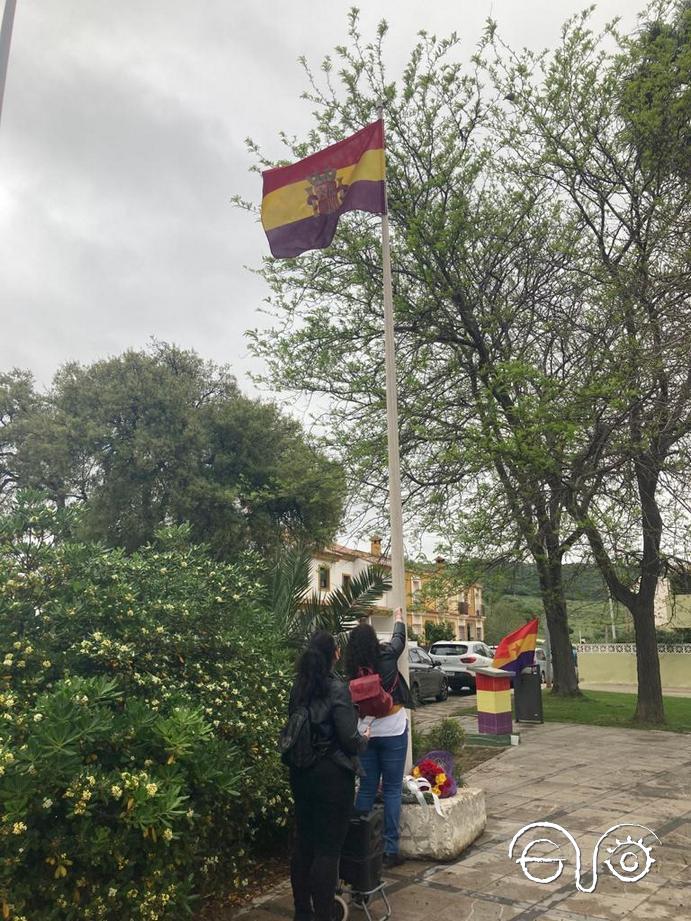 La bandera tricolor es izada en la plaza Blas Infante de Los Barrios, 14 de abril de 2021.