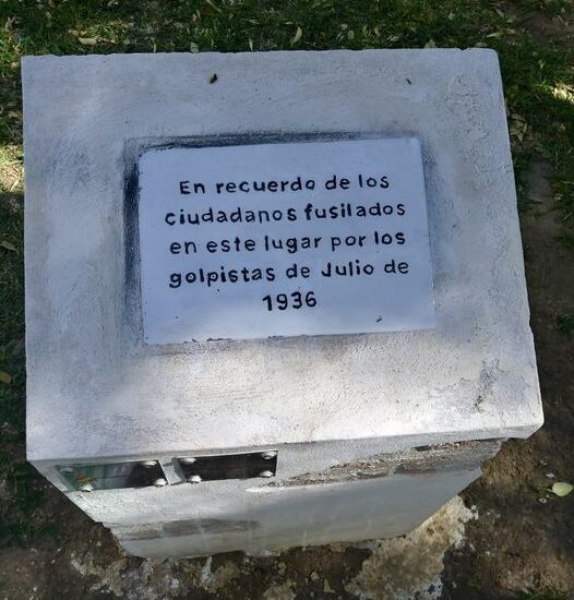 Placa en memoria a los represaliados en Cádiz.