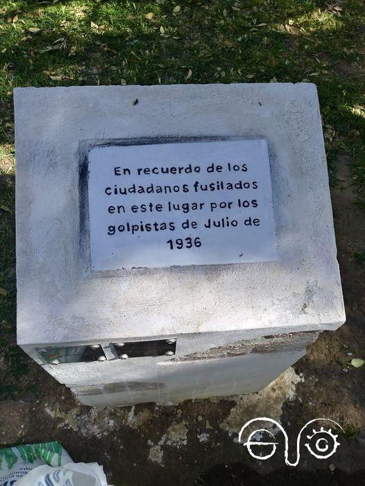 Placa en memoria a los represaliados en Cádiz.