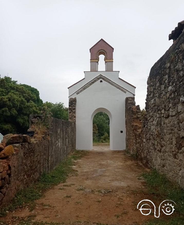 Fachada restaurada vista desde el interior de la ermita derruida.