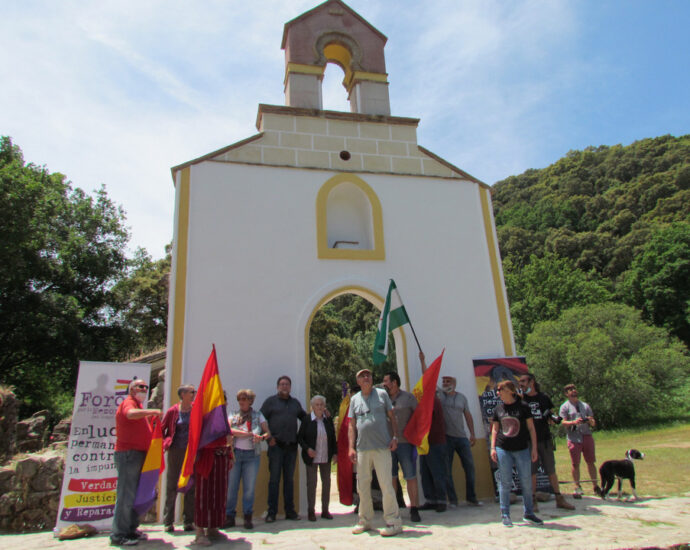 Asistentes a la reunión ante la fachada de la ermita de la Sauceda restaurada.