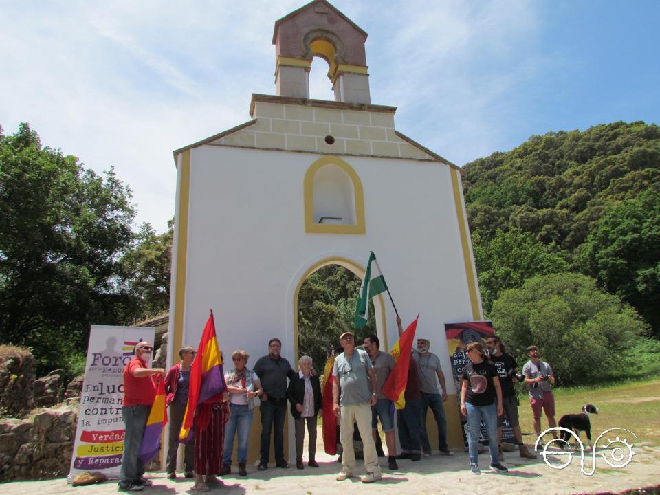 Asistentes a la reunión ante la fachada de la ermita de la Sauceda restaurada.