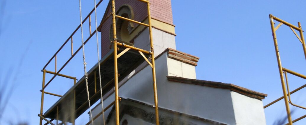 Obras de restauración de la fachada de la ermita de la Sauceda.