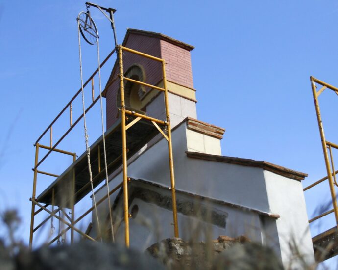 Obras de restauración de la fachada de la ermita de la Sauceda.