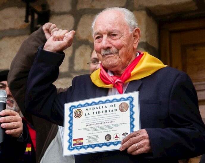 Josep Almudéver, the last surviving member of the International Brigades.