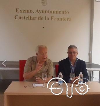 El catedrático emérito de Sociología Juan Maestre, con el alcalde de Castellar, Juan Casanova.