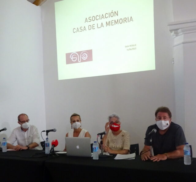 Jesús Verdú, miembro del comité científico de la Asociación; la concejal de Cultura y presidenta de la Comisión Municipal de Memoria Histórica, Ana Ruiz; Malgara García, presidenta de la Asociación. y Andrés Rebolledo, directivo.