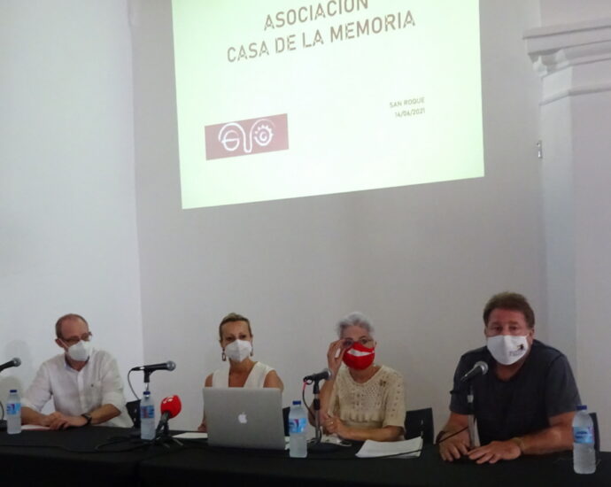 Jesús Verdú, miembro del comité científico de la Asociación; la concejal de Cultura y presidenta de la Comisión Municipal de Memoria Histórica, Ana Ruiz; Malgara García, presidenta de la Asociación. y Andrés Rebolledo, directivo.