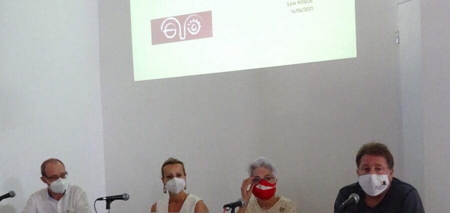 Jesús Verdú, miembro del comité científico de la Asociación; la concejal de Cultura y presidenta de la Comisión Municipal de Memoria Histórica, Ana Ruiz; Malgara García, presidenta de la Asociación. y Andrés Rebolledo, directivo.