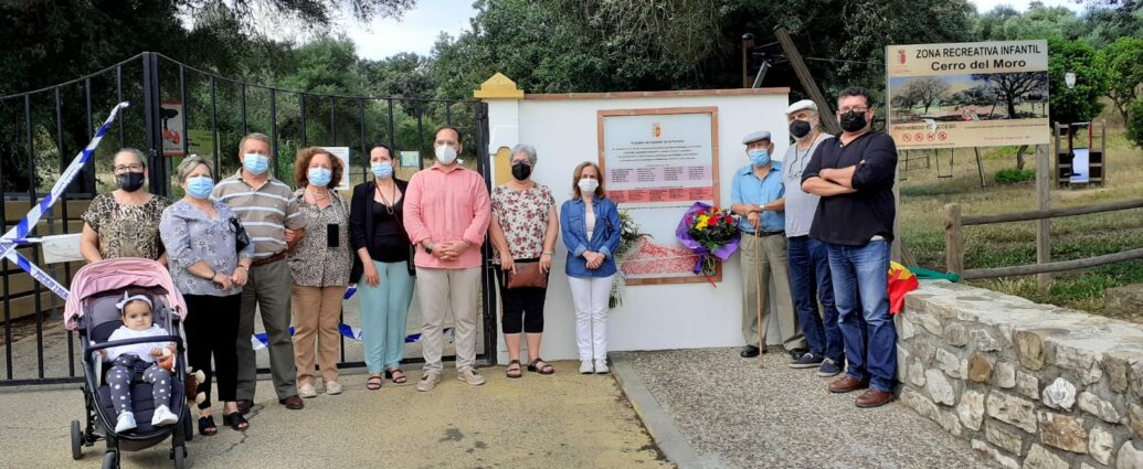 El alcalde de Castellar, junto a familiares y miembros del foro tras la colocación de las flores en la placa que recuerda a las víctimas del fascismo.