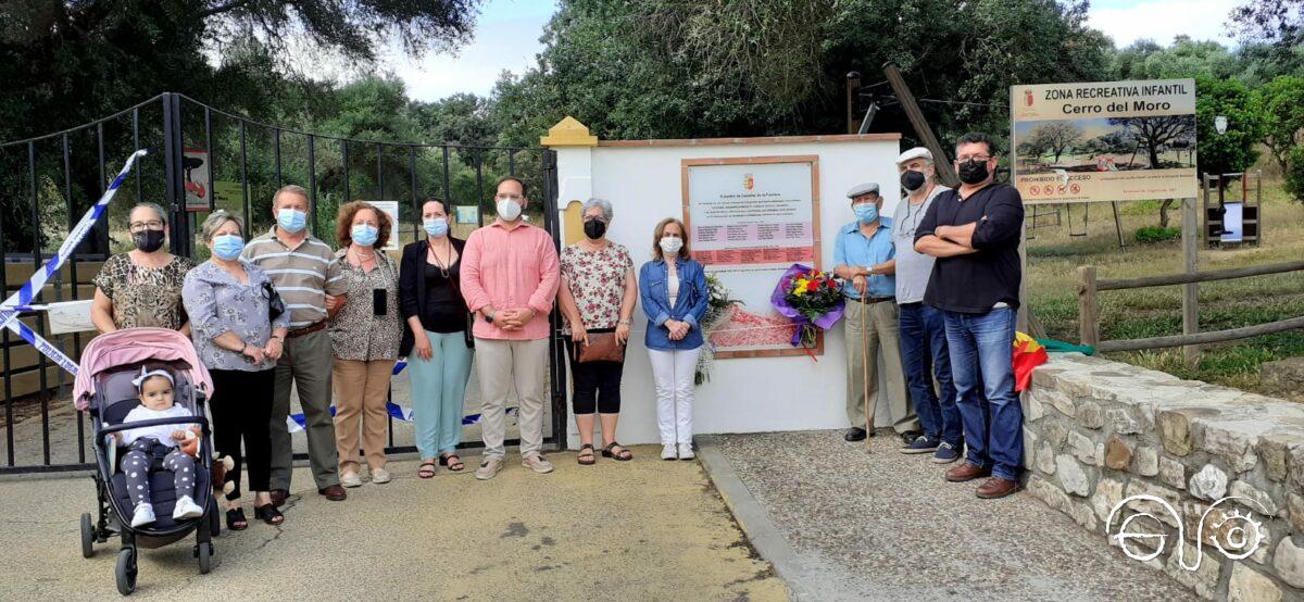 El alcalde de Castellar, junto a familiares y miembros del foro tras la colocación de las flores en la placa que recuerda a las víctimas del fascismo.