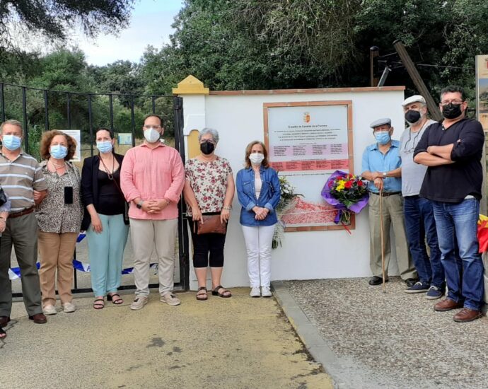 El alcalde de Castellar, junto a familiares y miembros del foro tras la colocación de las flores en la placa que recuerda a las víctimas del fascismo.