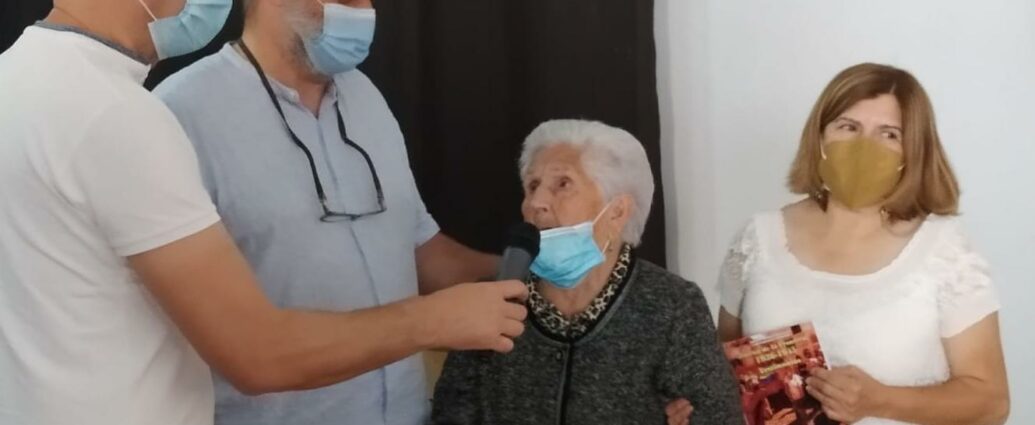 Francisca Saraiba Acedo, vecina de San Pablo, de 94 años, en un momento del acto en el que también se recordó a su padre, José Saraiba Saraiba, que fue asesinado en 1937.