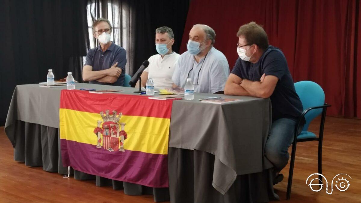 El representante de los familiares, pascual Collado; el alcalde, Francisco Gómez; El autor del libro, Juan León Moriche; y el presidente del Foro, Andrés Rebolledo.