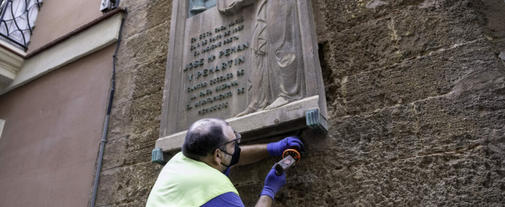 Retirada de la placa (Foto: web municipal).