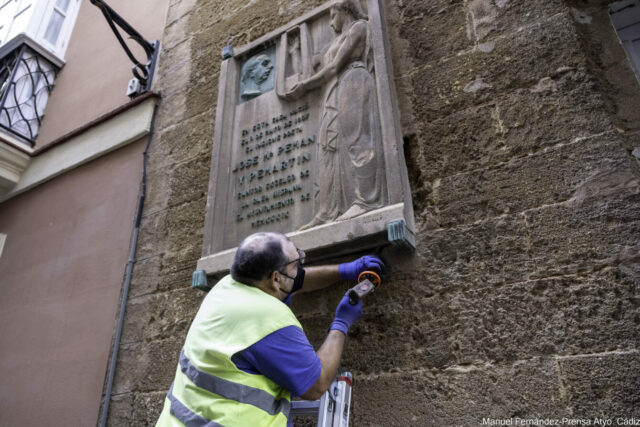 Retirada de la placa (Foto: web municipal).