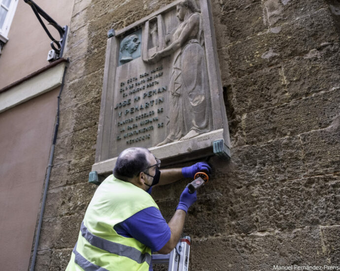 Retirada de la placa (Foto: web municipal).