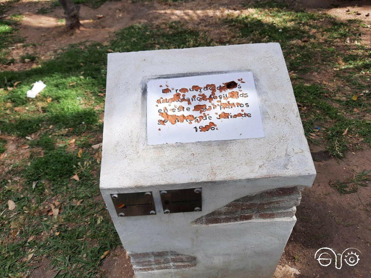 Placa vandalizada.