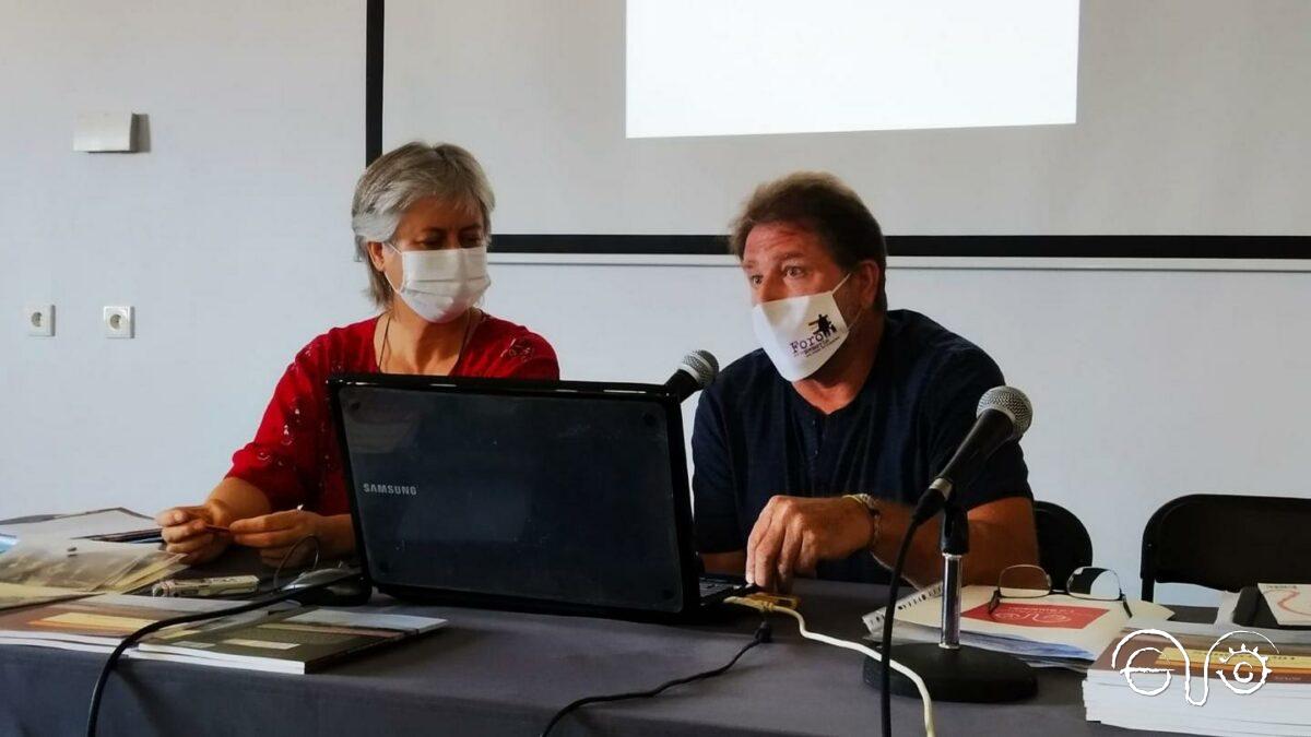 Intervención de Andrés Rebolledo, presidente del Foro por la Memoria del Campo de Gibraltar, junto a Beatriz Díaz.