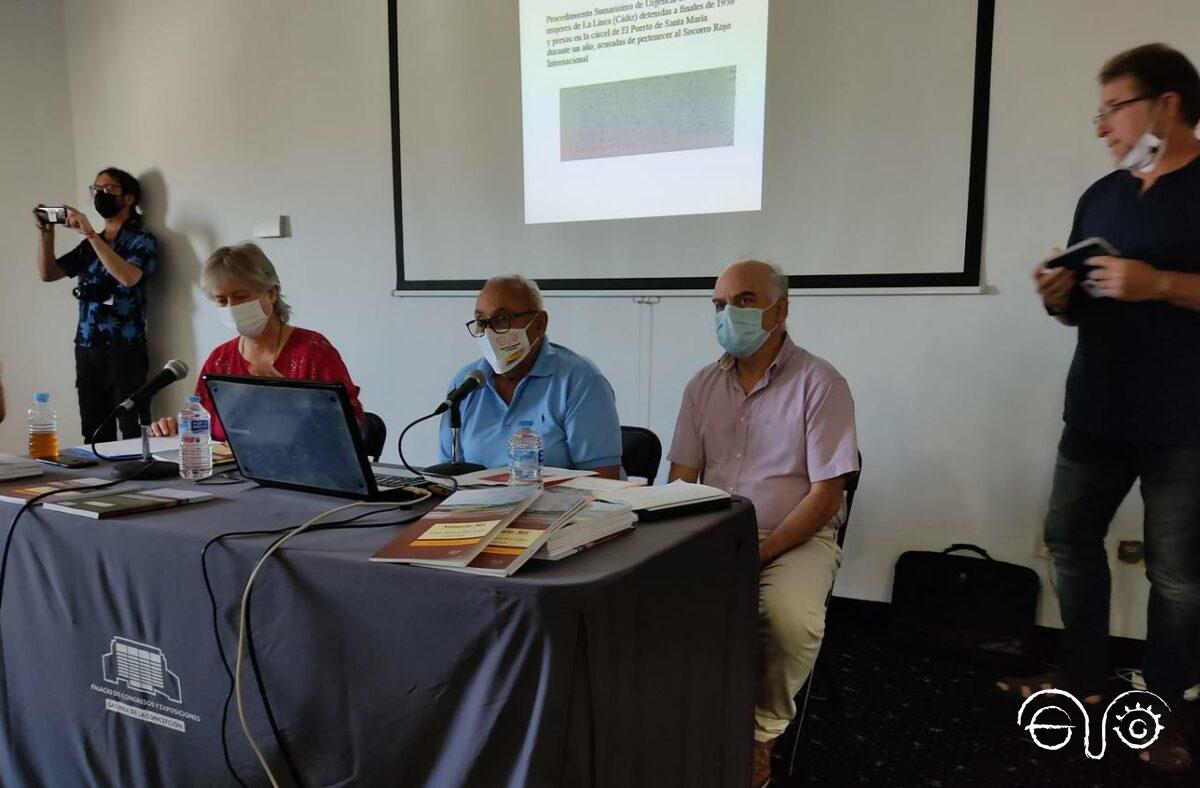 Beatriz Díaz, Felipe López y Fernando Sígler, en la mesa, junto a Andrés Rebolledo y Juan Manuel Pizarro.