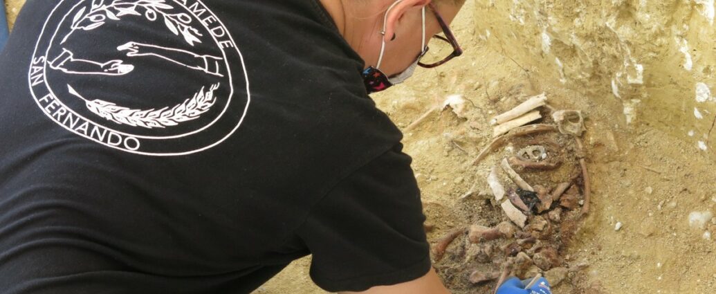 Tareas de intervención arqueológica en las fosas de San Fernando.