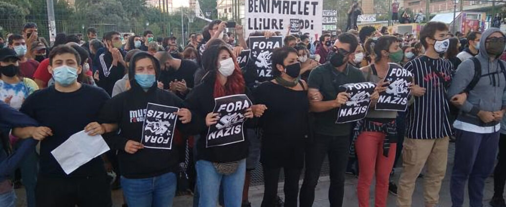 Vecinos de Benimaclet se concentrann contra el fascismo. (Foto: Raquel Andrés Durà)
