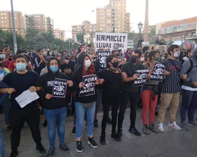 Vecinos de Benimaclet se concentrann contra el fascismo. (Foto: Raquel Andrés Durà)