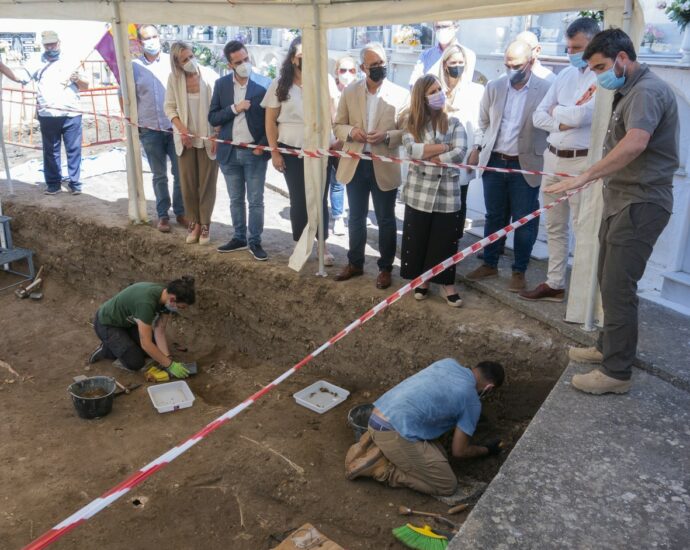 El arqueólogo Jesús Román dirige los trabajos de excavación y exhumación.
