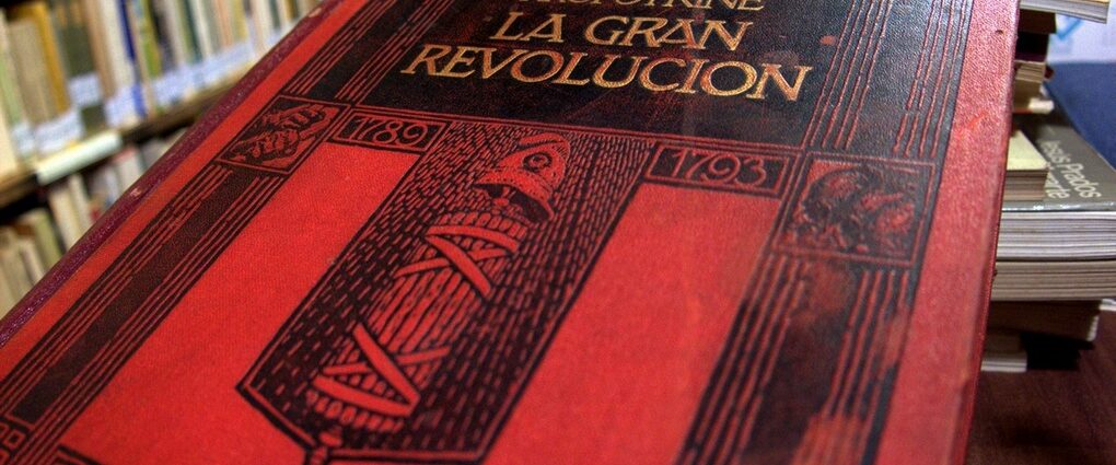 Ejemplar de La Gran Revolución en la biblioteca de la Casa de la Memoria.