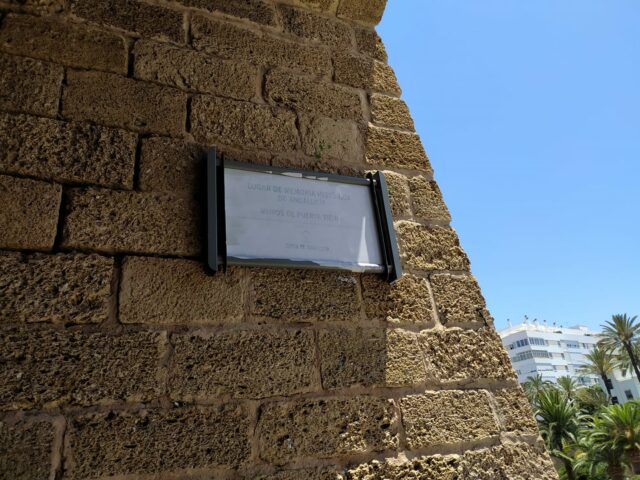 Placa de Puerta de Tierra en Cádiz.