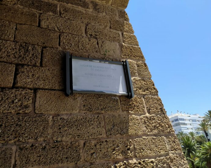 Placa de Puerta de Tierra en Cádiz.