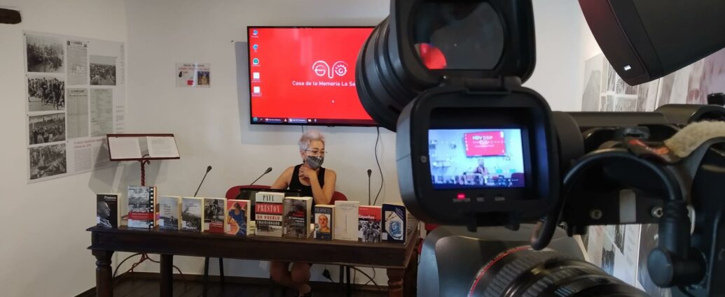 La presidenta de la Asociación Casa de la Memoria, Malgara García Díaz, durante la presentación del ciclo Golpe, guerra y represión.