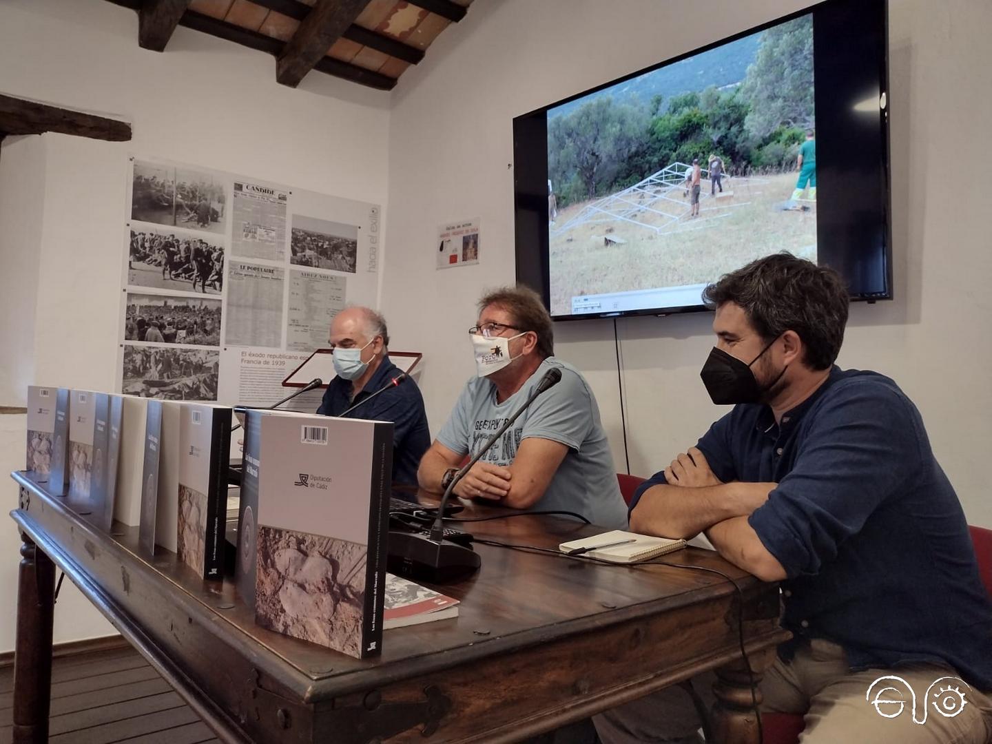 Andrés Rebolledo, entre Jesús Román y Fernando Sígler, durante la presentación del libro.