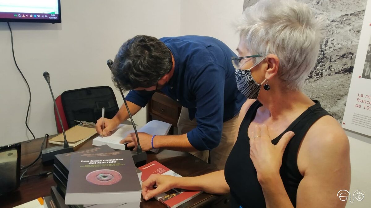 Jesús Román Román firma ejemplares de su libro, junto a Malgara García Díaz, presidenta de la Asociación Casa de la Memoria.