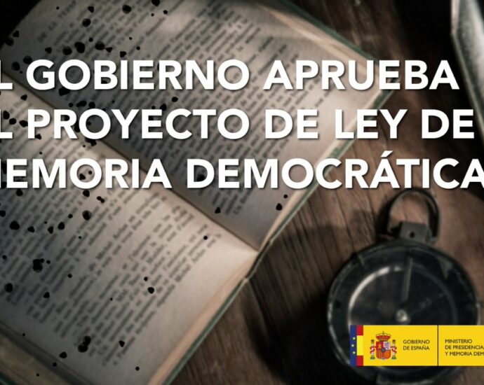 Cartel sobre la aprobación del proyecto de ley de Memoria Democrática.