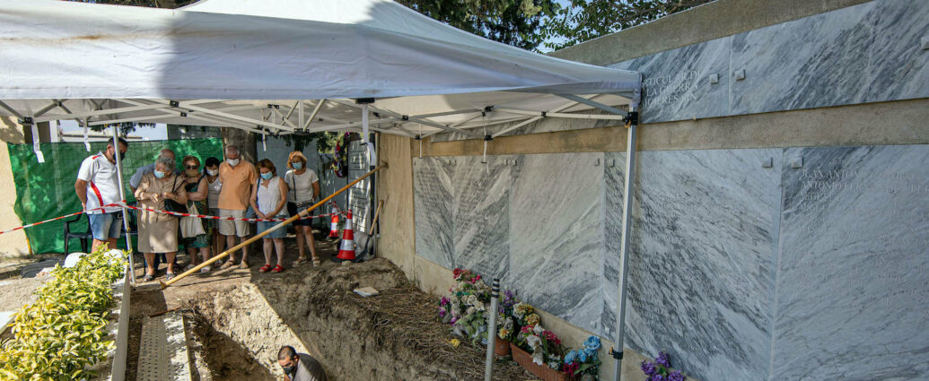 Visita a la fosa común del cementerio de Trebujena.