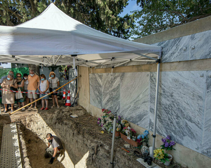 Visita a la fosa común del cementerio de Trebujena.