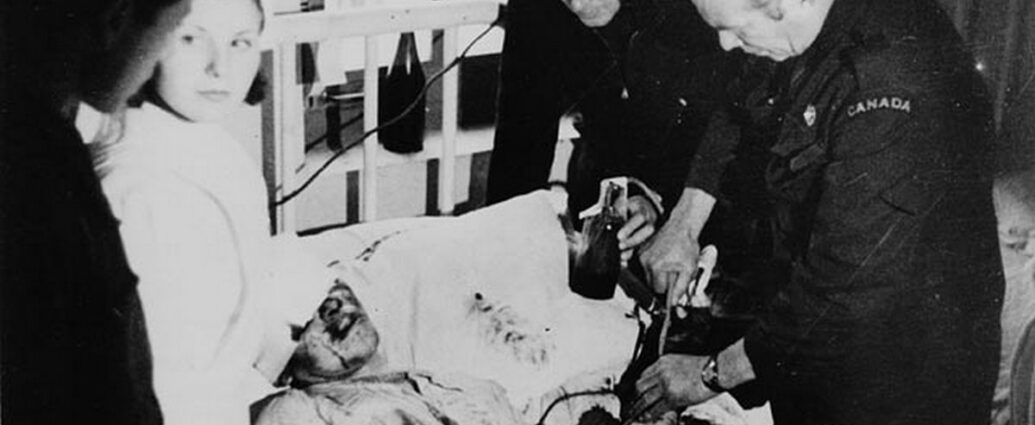 Norman Bethune realiza una transfusión a un herido durante la Guerra Civil. (Library and Archives Canada)