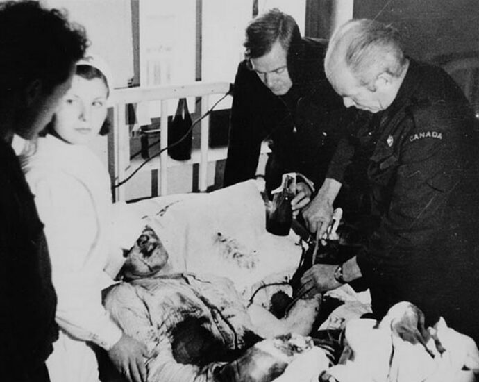 Norman Bethune realiza una transfusión a un herido durante la Guerra Civil. (Library and Archives Canada)